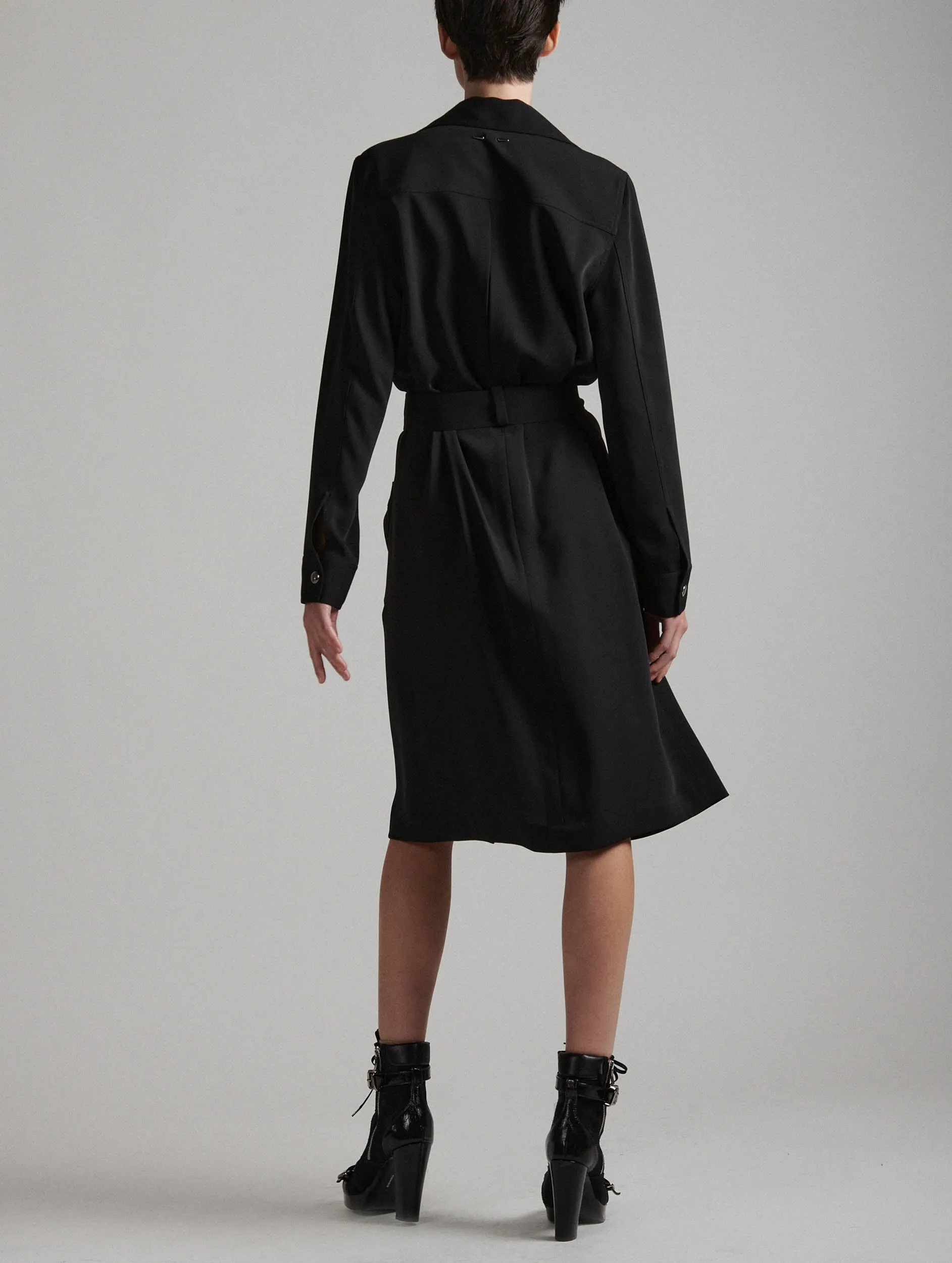 Robe-manteau en crêpe fluide noire