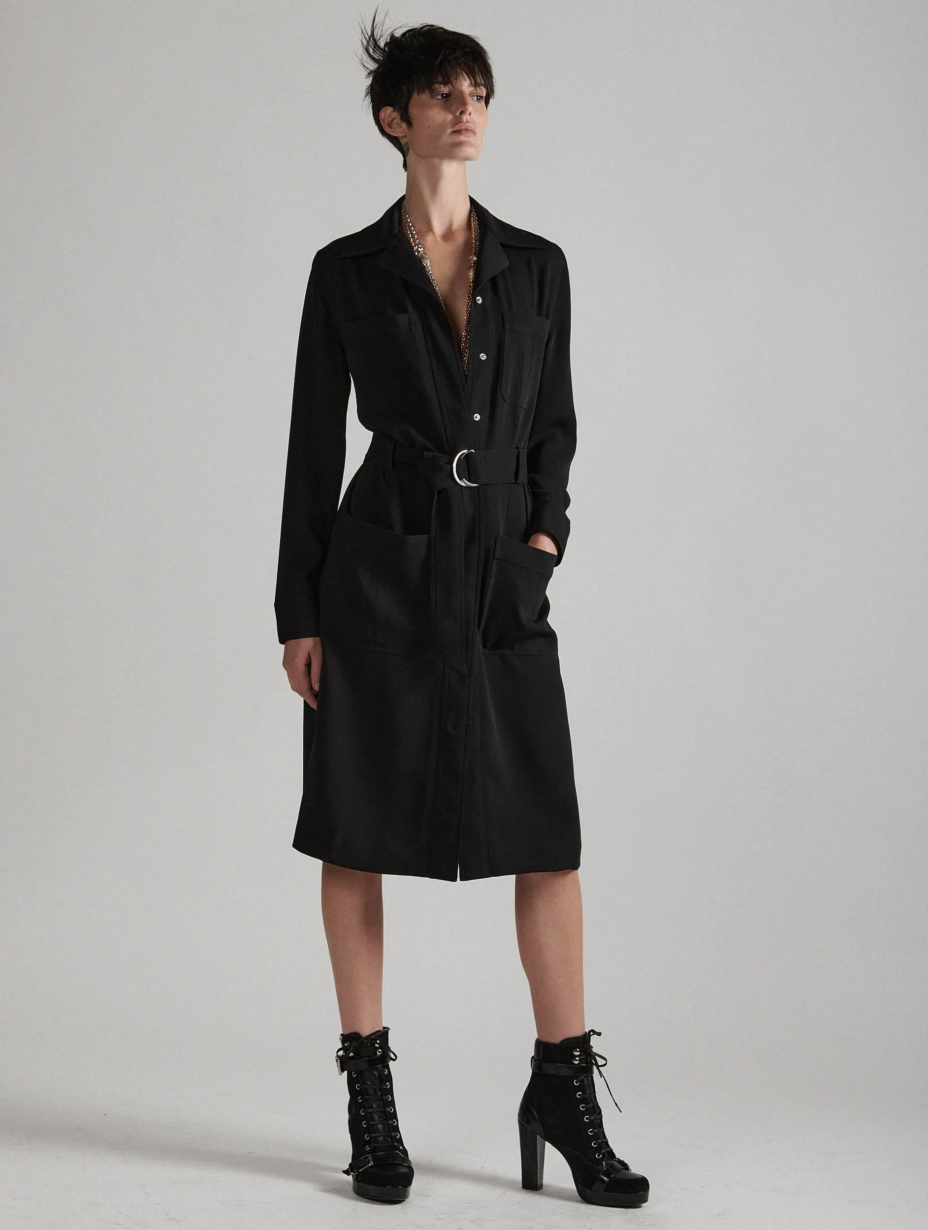 Robe-manteau en crêpe fluide noire